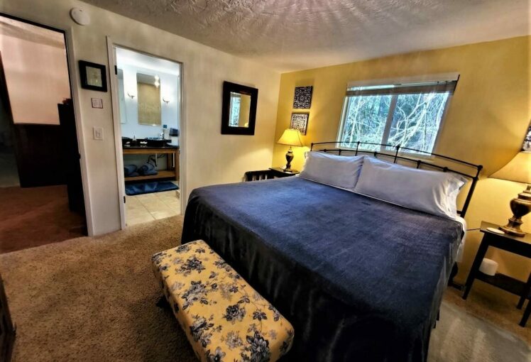 The English Suite Misty Valley Inn Bed & Breakfast, Forks WA